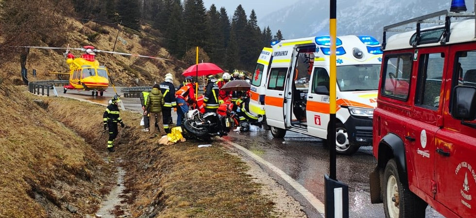 Cadono con la moto e finiscono nel fossato, una donna rimane schiacciata: due persone elitrasportate in ospedale